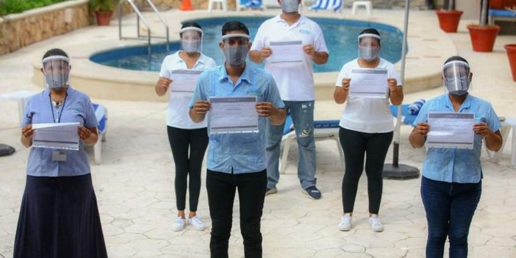 RECIBE HOTEL DE PUERTO MORELOS SELLO DE VIAJE SEGURO