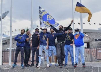 AFICIONADOS DE PUMAS SE DAN CITA AFUERA DE CU PREVIO AL JUEGO AMÉRICA-PUMAS