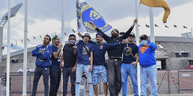AFICIONADOS DE PUMAS SE DAN CITA AFUERA DE CU PREVIO AL JUEGO AMÉRICA-PUMAS