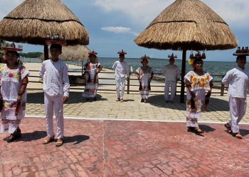 ANTE LA CERRAZÓN DE OTHONIEL SEGOVIA A APOYARLOS, JÓVENES BAILAN PARA RECAUDAR FONDOS