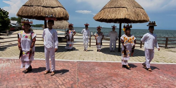 ANTE LA CERRAZÓN DE OTHONIEL SEGOVIA A APOYARLOS, JÓVENES BAILAN PARA RECAUDAR FONDOS