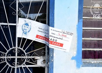 ASEGURA FGE ARMAS Y DROGAS DURANTE CUMPLIMIENTO DE ORDEN DE CATEO EN CASA DE SEGURIDAD