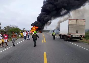 EXPLOTA UNA PIPA EN COLOMBIA MIENTRAS ERA SAQUEADA POR UN GRUPO DE PERSONAS