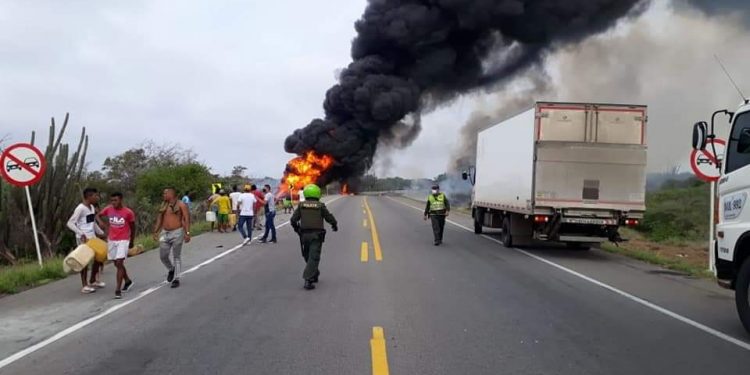 EXPLOTA UNA PIPA EN COLOMBIA MIENTRAS ERA SAQUEADA POR UN GRUPO DE PERSONAS