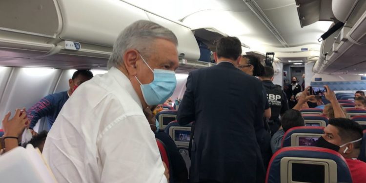 ATERRIZA AMLO EN ATLANTA Y CAMBIA DE AVIÓN RUMBO A WASHINGTON