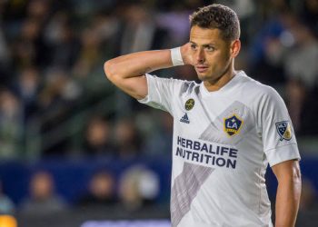 CHICHARITO DEBUTÓ CON GOL PERO FALLÓ UN PENAL