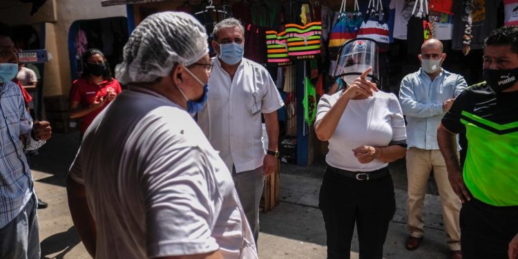 SUPERVISAN AUTORIDADES CUMPLIMIENTO DE PROTOCOLOS EN MERCADO 23