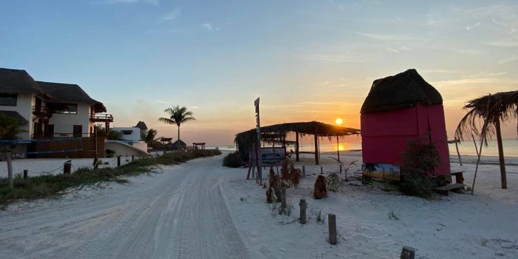 EMPRESARIOS DE HOLBOX MOLESTOS ANTE NUEVO IMPUESTO