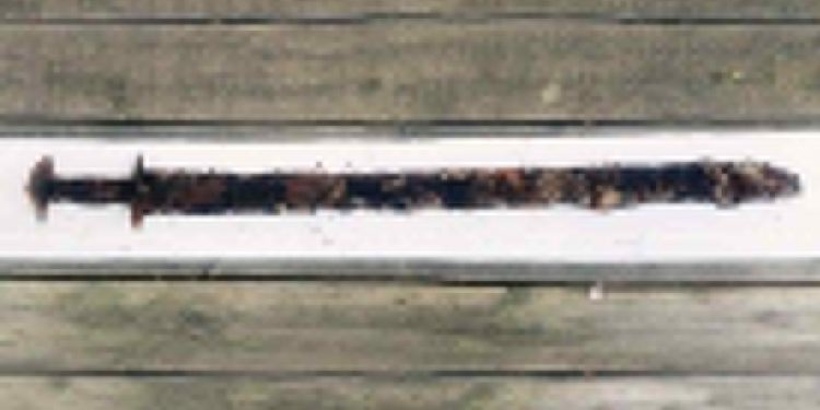 PEQUEÑA ENCUENTRA EN UN LAGO DE SUECIA UNA ESPADA DE 1,500 AÑOS