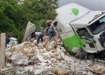 SE VUELCA TRÁILER EN HECELCHAKÁN Y POBLADORES ARRASAN CON LA HARINA