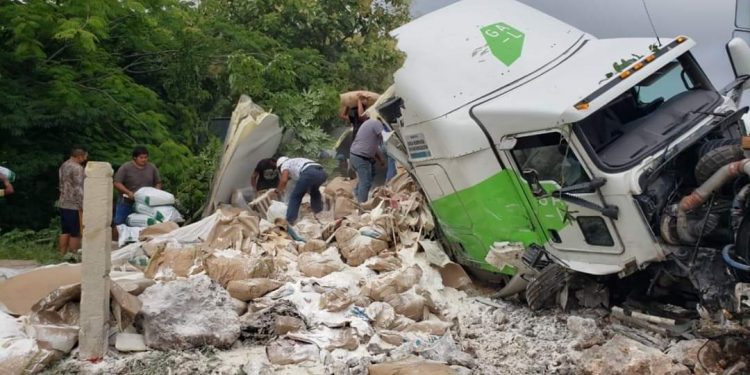 SE VUELCA TRÁILER EN HECELCHAKÁN Y POBLADORES ARRASAN CON LA HARINA