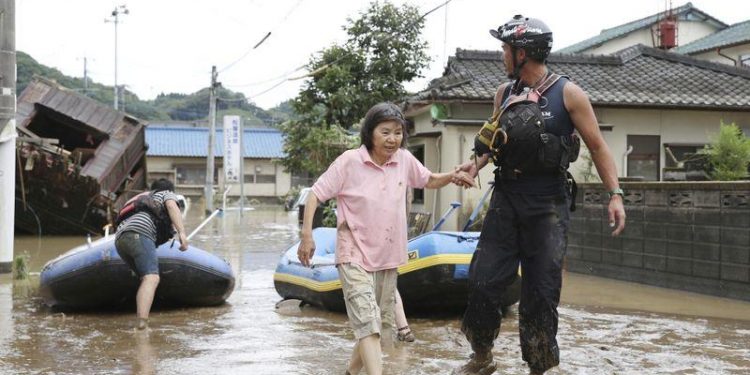 EVACÚAN A 200 MIL PERSONAS EN JAPÓN POR LAS FUERTES LLUVIAS