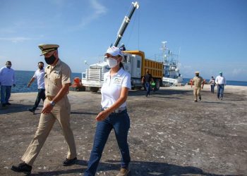 ACOMPAÑA PRESIDENTA MUNICIPAL DE PUERTO MORELOS A MARINOS DURANTE LA RECOLECCIÓN DE SARGAZO