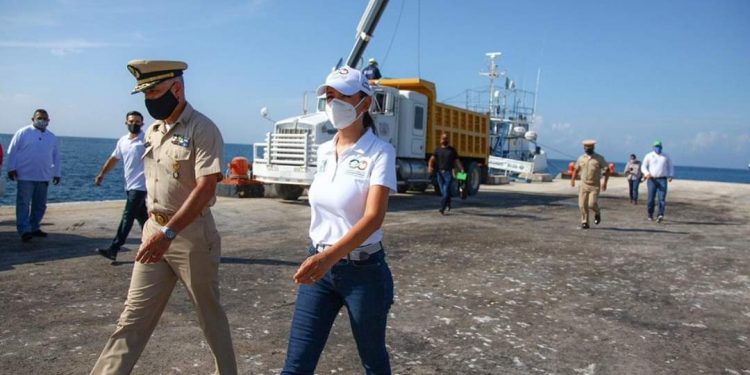 ACOMPAÑA PRESIDENTA MUNICIPAL DE PUERTO MORELOS A MARINOS DURANTE LA RECOLECCIÓN DE SARGAZO