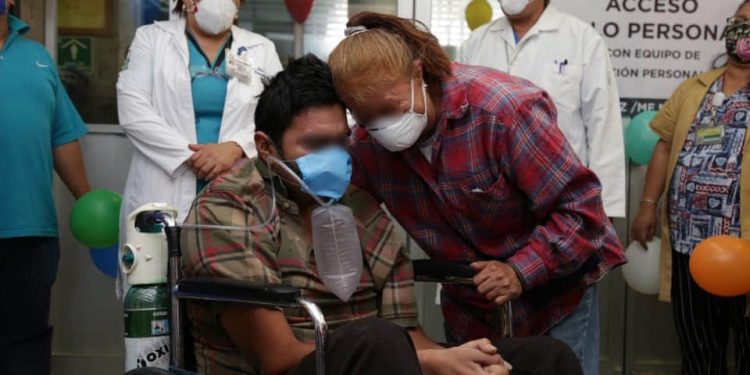 PACIENTE INTUBADO DURANTE 22 DÍAS CON SEVERA LESIÓN PULMONAR VENCE AL COVID-19