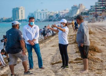 RETIRAN 3 MIL TONELADAS DE SARGAZO DE PLAYAS DE CANCÚN