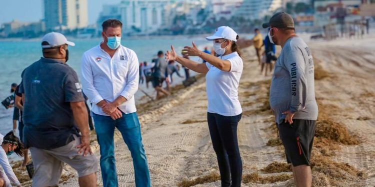 RETIRAN 3 MIL TONELADAS DE SARGAZO DE PLAYAS DE CANCÚN