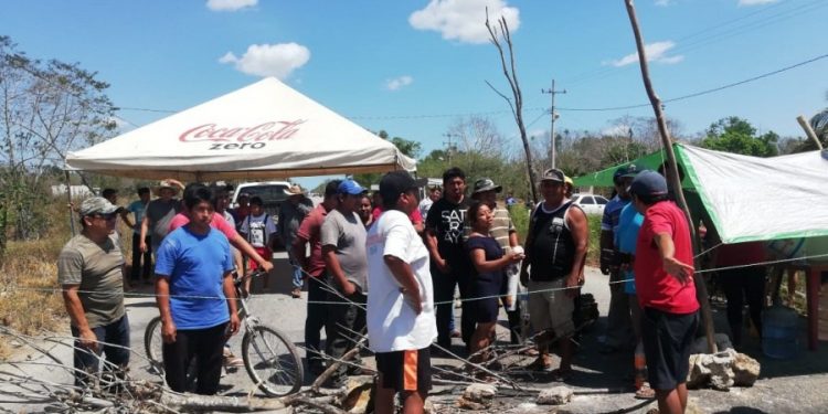 POBLADORES DECIDIERON POR INICIATIVA PROPIA COLOCAR UN RETÉN IMPROVISADO PARA EVITAR QUE PERSONAS DE TIZIMÍN, YUCATÁN INGRESEN A QUINTANA ROO.