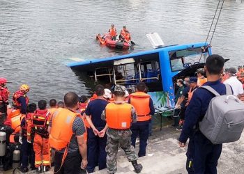 AL MENOS 21 MUERTOS AL CAER UN AUTOBÚS CON ESTUDIANTES A UN EMBALSE EN CHINA