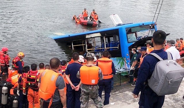 AL MENOS 21 MUERTOS AL CAER UN AUTOBÚS CON ESTUDIANTES A UN EMBALSE EN CHINA