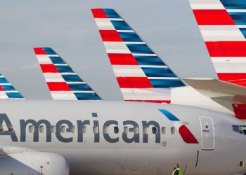 AMERICAN AIRLINES ADVIERTE QUE PODRÍA DESPEDIR HASTA 25 MIL TRABAJADORES