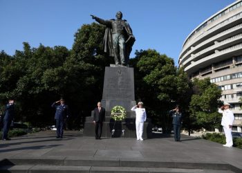 AMLO COLOCA OFRENDA FLORAL EN MONUMENTO DE BENITO JUÁREZ EN WASHINGTON