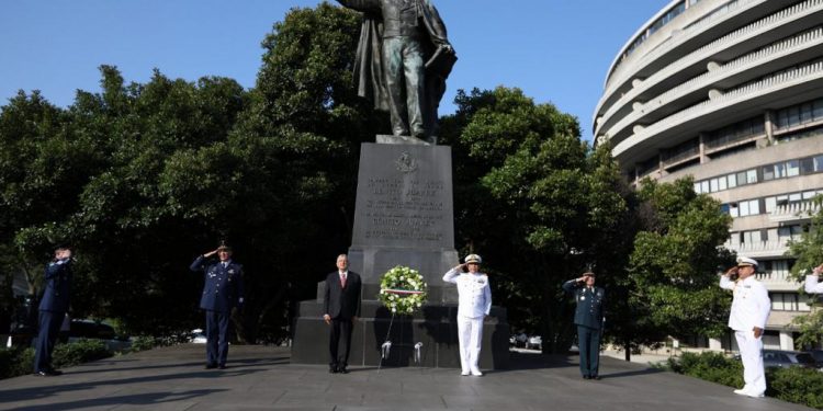 AMLO COLOCA OFRENDA FLORAL EN MONUMENTO DE BENITO JUÁREZ EN WASHINGTON
