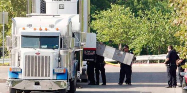 ARIZONA Y TEXAS COMPRAN CAMIONES FRIGORÍFICOS ANTE REPUNTE DE MUERTES