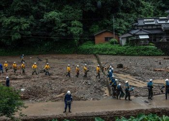 AUMENTAN A 60 LOS MUERTOS POR INUNDACIONES EN JAPÓN