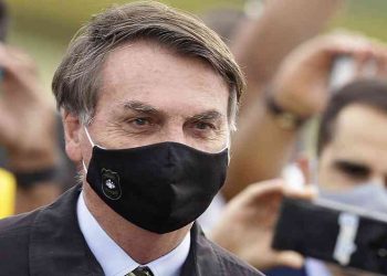 BOLSONARO, AISLADO POR COVID-19, INSISTE EN REABRIR EL COMERCIO EN BRASIL