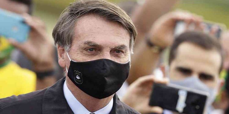 BOLSONARO, AISLADO POR COVID-19, INSISTE EN REABRIR EL COMERCIO EN BRASIL