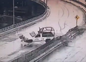CAMIONETA DE LA GUARDIA NACIONAL SE DERRAPA Y SUS TRIPULANTES SALEN VOLANDO