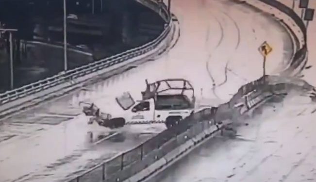 CAMIONETA DE LA GUARDIA NACIONAL SE DERRAPA Y SUS TRIPULANTES SALEN VOLANDO