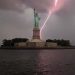 CAPTAN ESPECTACULAR RAYO JUNTO A LA ESTATUA DE LA LIBERTAD