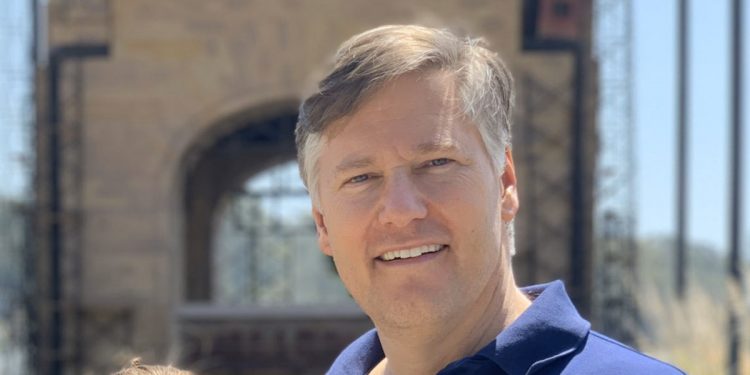 CHRISTOPHER LANDAU FESTEJA INDEPENDENCIA DE EU DE FORMA VIRTUAL