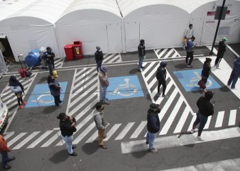 CIENTOS HACEN FILA PARA ATENCIÓN MÉDICA POR COVID-19 EN ECUADOR