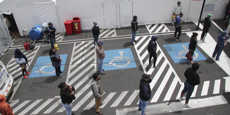 CIENTOS HACEN FILA PARA ATENCIÓN MÉDICA POR COVID-19 EN ECUADOR