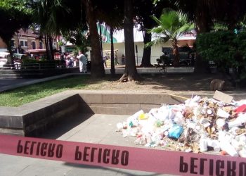 DESINFECTAN EL PARQUE JUÁREZ ENTRE MONTONES DE BASURA