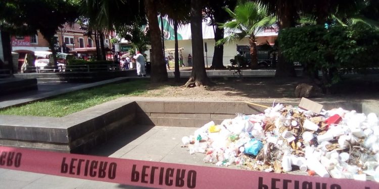DESINFECTAN EL PARQUE JUÁREZ ENTRE MONTONES DE BASURA