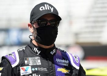 EL PILOTO JIMMIE JOHNSON DIO POSITIVO POR COVID-19