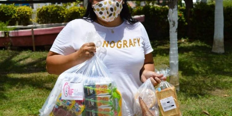 CONTRIBUYE DIF ISLA MUJERES CON KITS DE LIMPIEZA PARA EL HOGAR