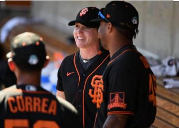 ALYSSA NAKKEN ES LA PRIMERA MUJER EN SER COACH EN UN JUEGO DE GRANDES LIGAS