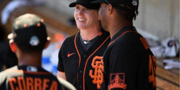 ALYSSA NAKKEN ES LA PRIMERA MUJER EN SER COACH EN UN JUEGO DE GRANDES LIGAS