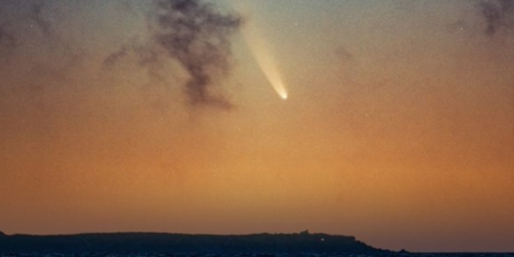 FOTO DEL COMETA NEOWISE AL ATARDECER EN CANCÚN SE VUELVE VIRAL