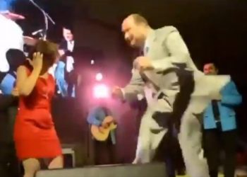 HACEN BAILAR A CÉSAR DUARTE «EL ROCK DE LA CÁRCEL» EN VIDEO
