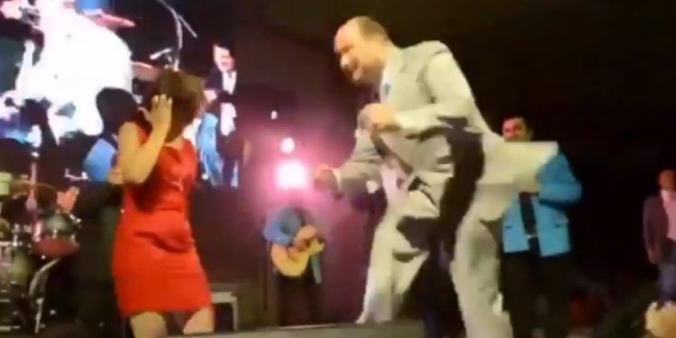 HACEN BAILAR A CÉSAR DUARTE «EL ROCK DE LA CÁRCEL» EN VIDEO