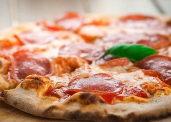 HOMBRE SE DEFIENDE DE ASALTO CON UNA PIZZA EN EU