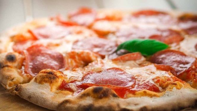 HOMBRE SE DEFIENDE DE ASALTO CON UNA PIZZA EN EU