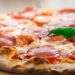 HOMBRE SE DEFIENDE DE ASALTO CON UNA PIZZA EN EU