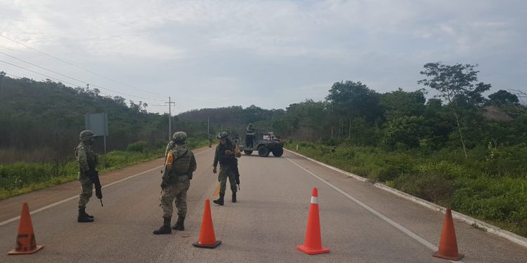 ASEGURA LA SEDENA UNA AVIONETA EN LA CARRETERA MÉRIDA -CHETUMAL